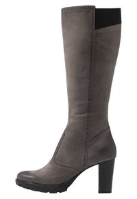 Botte haute jusqu'au genou en cuir gris avec un talon épais, dotée d'un panneau élastique latéral et de détails décoratifs perforés le long de la couture.