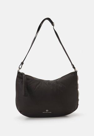 Sort Michael Kors skuldertaske med justerbar rem, lynlåslukning øverst og logo på fronten i midten.