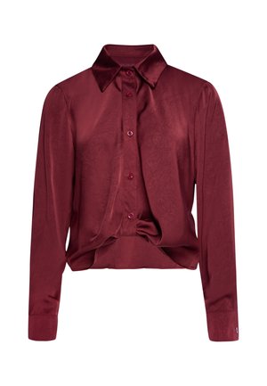 Langærmet bordeaux satinbluse med knapper foran og spids krave, vist på hvid baggrund.