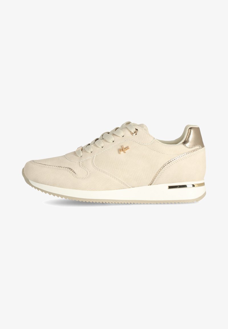 Beige neuletennis kengät, joissa on teksturoitu päällinen, kultaiset yksityiskohdat, pyöreä kärki ja valkoinen kumipohja, jossa on sahalaitakuvio.