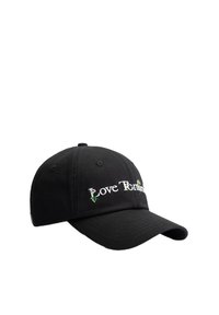Zwarte katoenen baseballpet met geborduurde tekst "Love", versierd met bladeren. Voorzien van een gebogen rand en verstelbare achterband.