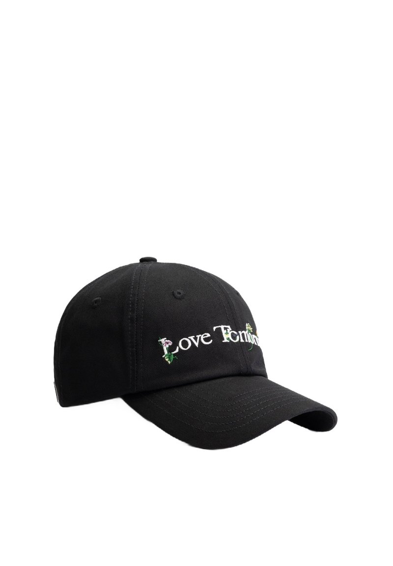 Zwarte katoenen baseballpet met geborduurde tekst "Love", versierd met bladeren. Voorzien van een gebogen rand en verstelbare achterband.