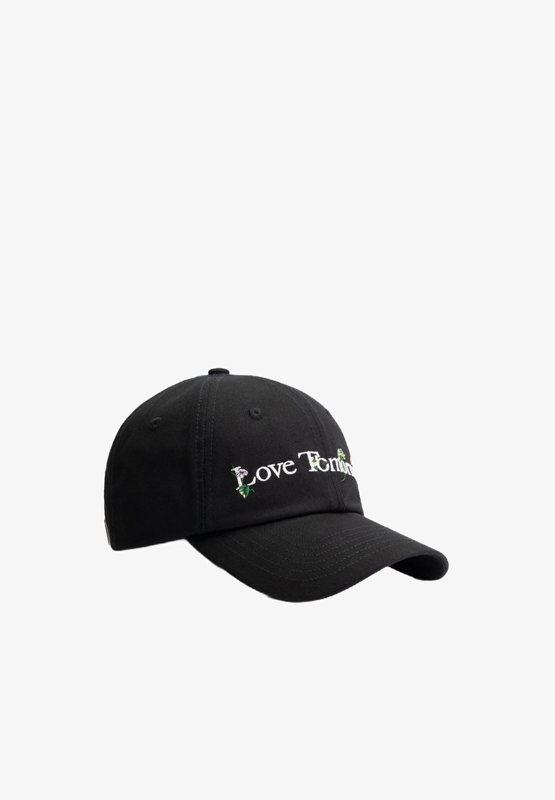 Zwarte katoenen baseballpet met geborduurde tekst "Love", versierd met bladeren. Voorzien van een gebogen rand en verstelbare achterband.