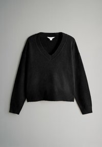 Schwarzer, weicher V-Ausschnitt-Pullover mit langen Ärmeln und cropped Saum. Hergestellt aus strukturiertem Material, bietet einen entspannten Schnitt und gerippte Bündchen.