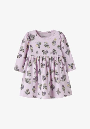 Lilla babykjole med langermet og pyntet midje, med spredt blomstertrykk i lilla, gul, hvit og grønn.