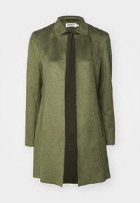 Abrigo de ante verde con cuello, mangas largas y diseño de frente abierto. Presenta un panel verde oscuro en el centro. Textura suave.