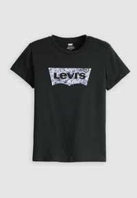 Svart kortärmad Levi's T-shirt med blå och vit mönstrad logotyp centrerad på bröstet mot en enkel bakgrund.