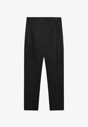 Sorte højtaljede skræddersyede bukser med lige ben og et stofbælte bundet i taljen på en hvid baggrund.