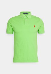 Polo in cotone verde brillante con colletto e maniche corte. Presenta un logo ricamato rosso sul lato sinistro del petto.