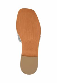 Semelle de chaussure grise à bout ouvert avec une finition en bois naturel. Texture lisse avec un motif légèrement surélevé au talon et une base en caoutchouc flexible.