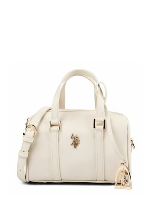 Pequeño bolso de mano color crema con asas dobles, correa ajustable para el hombro, logotipo dorado de caballo y jinete, y un adorno decorativo dorado adherido.