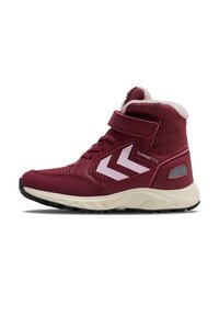 Wysokie buty sportowe w bordowej skórze z białym wzorem w chevron, teksturowana cholewka, rzep oraz gumowa podeszwa z bieżnikiem.
