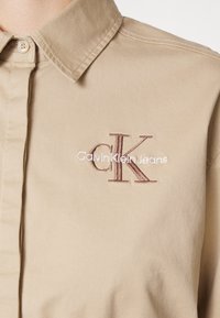 Calvin Klein Jeans ARCHIVAL MONOLOGO CROPPED SHIRT - Pluus - travertine
