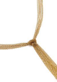 Collar multihilo en tono dorado con cadenas enlazadas, atadas en el centro, con longitudes fluidas que crean un efecto en capas.