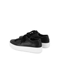 Schwarze Leder-Sneaker mit strukturiertem Finish, weißer Gummisohle und schwarzen Schnürsenkeln. Runde Form mit Belüftungsöffnungen an den Seiten.
