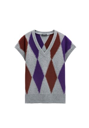 Szary sweter z krótkim rękawem i dekoltem w kształcie litery V, z wzorem w romby w kolorach fioletowym, czerwonym i szarym. Prążkowany dekolt i dolna krawędź.
