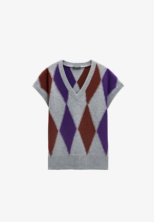 Szary sweter z krótkim rękawem i dekoltem w kształcie litery V, z wzorem w romby w kolorach fioletowym, czerwonym i szarym. Prążkowany dekolt i dolna krawędź.