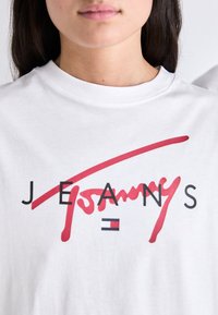 Tommy Jeans SIGNATURE TWIST TEE UNISEX - Tričko s potlačou - white