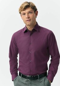 Lila Langarmshirt mit subtiler Textur und gemustertem Innenkragen, ausgestattet mit einem klassischen Kragen, Frontknöpfen und einer taillierten Passform.