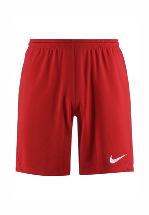 Rote Sportshorts aus leichtem Stoff. Elastischer Bund, knielang, mit einem weißen Nike-Logo an dem linken Bein. Glatte Textur.