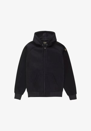 Felpa nera con zip integrale, tasca frontale a marsupio, cappuccio con cordino, polsini e orlo a costine, e piccolo patch logo sulla manica sinistra.
