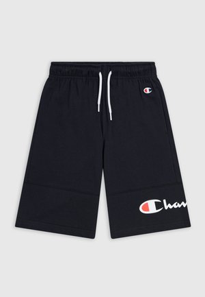 Pantaloni corti neri in cotone con una cintura elastica, cordino bianco e grande logo bianco "Champion" sulla parte inferiore della gamba sinistra.