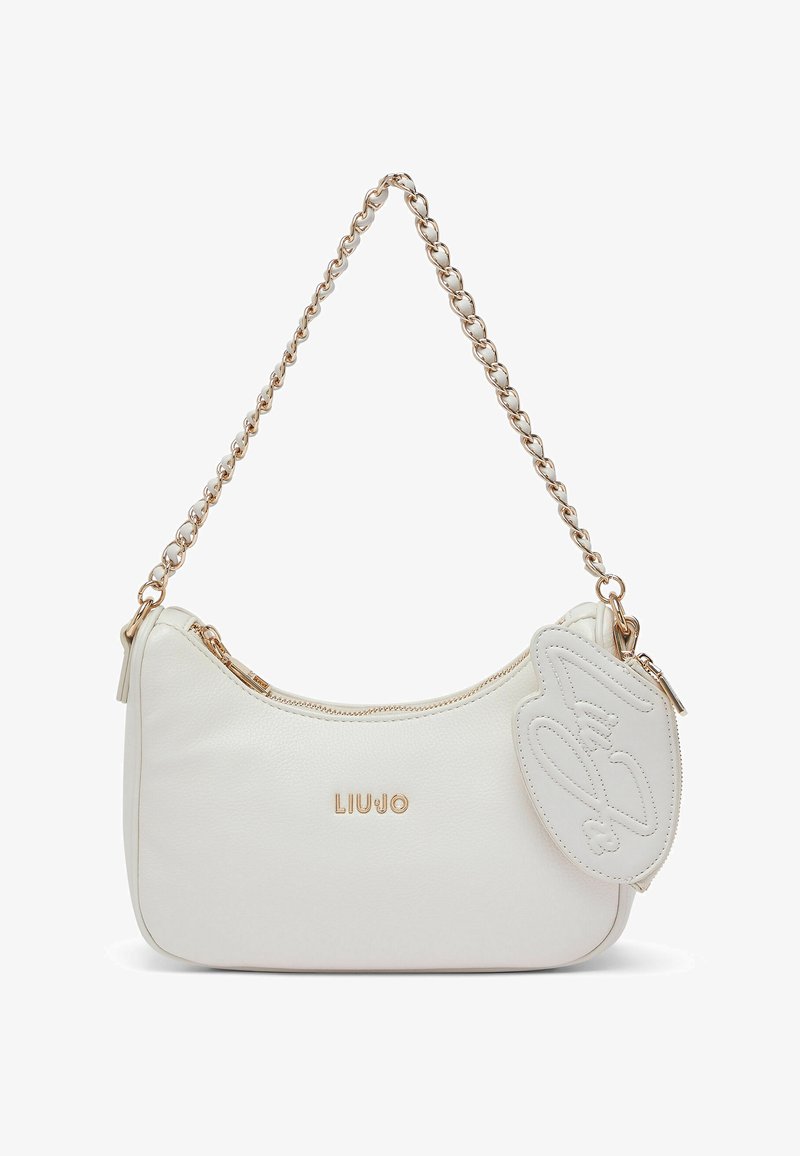 Sac à main en cuir blanc à la forme incurvée, équipé de ferrures dorées et d'une bandoulière chaîne. Dispose d'une fermeture éclair et d'un détail décoratif.