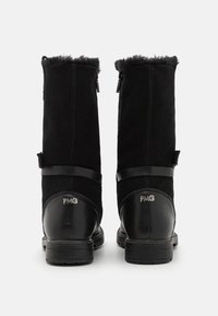 Bottes noires à la cheville en suède, avec un col en fausse fourrure, une sangle en cuir, des zips latéraux et une solide semelle en caoutchouc arborant la marque PMG.