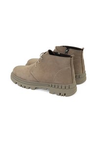 Beige Stiefeletten aus Wildleder mit runder Zehenpartie, strukturiertem Obermaterial und einer robusten Gummisohle mit tiefen Rillen. Reißverschlussdetails hinten.
