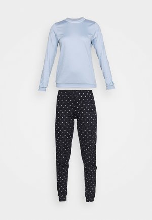 Himmelblaues Langarmoberteil mit Rundhalsausschnitt und taillierten Bündchen, kombiniert mit schwarzen Jogginghosen, die mit weißen Herzmustern versehen sind.