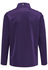 Camicetta viola a maniche lunghe con colletto, dalla texture liscia e strisce bianche sulle spalle. Presenta un logo nel colletto posteriore.
