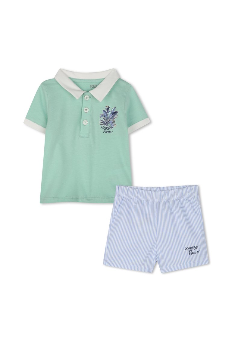 Polo shirt vert avec col blanc, ornée de broderies florales bleues. Associé avec un short rayé bleu et blanc, avec une taille élastique.