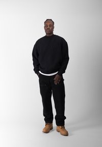 BLKVIS ATELIÉR DOUBLE KNEE UNISEX - Tööteksad - black