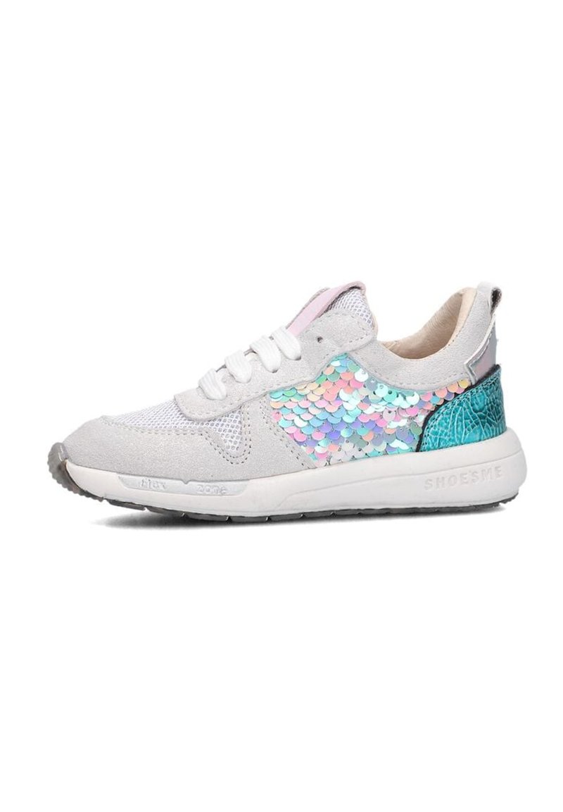 Grijze sneaker van mesh en suède, met een regenboog sequin accent aan de zijkant en een turkooise hak, witte vetersluiting.