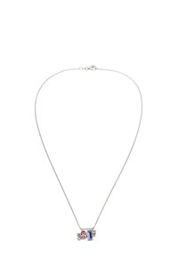 Silberne Halskette mit einem zentralen Anhänger, der pinke und blaue Edelsteine in verschiedenen Formen zeigt, akzentuiert von kleinen klaren Steinen.