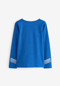 Blauw shirt met lange mouwen en een ronde hals. Heeft witte horizontale strepen op de mouwen. Gladde textuur, casual ontwerp.