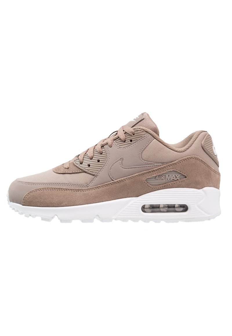 Tenisky Nike Air Max 90 mají svršek z béžového semiše a síťoviny, bílou podrážku, zaoblenou špičku, zavazování na tkaničky a viditelný vzduchový polštářek.
