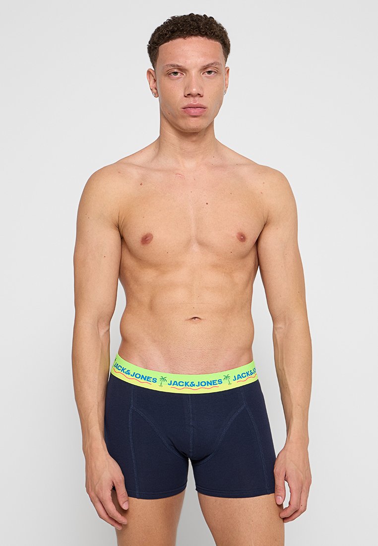 Boxer-briefs navy avec une ceinture élastique verte arborant "JACK & JONES" et des graphiques de palmier. Texture lisse et design ajusté.