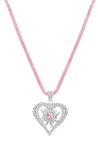 Pendentif en argent en forme de cœur avec une pierre précieuse rose au centre, entouré de petites pierres claires, sur un cordon tressé rose.