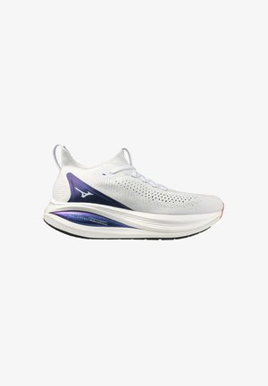 Scarpa sportiva bianca con tomaia testurizzata, dettagli in viola e argento, suola bianca ammortizzata e tacco pronunciato per la stabilità.