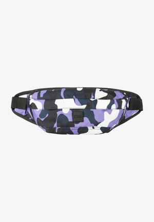 Borsetă fanny pack violet și neagră cu un finisaj neted, având un logo din material textil negru și o curea ajustabilă pentru o purtare sigură.