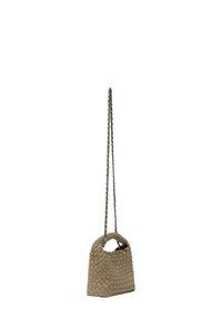 Borsa beige intrecciata con parte superiore arrotondata, manico corto e tracolla a catena, caratterizzata da una superficie texturizzata e una forma compatta.