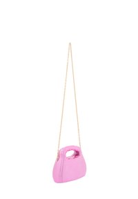 Rosa handväska med ribbad struktur och en formell form. Utrustad med ett handtag och en guldkedjeslinga för mångsidighet.