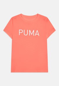 Camiseta de manga corta color coral hecha de tela suave, con un logo blanco de "PUMA" centrado en la parte frontal. Cuello redondo simple y ajuste relajado.
