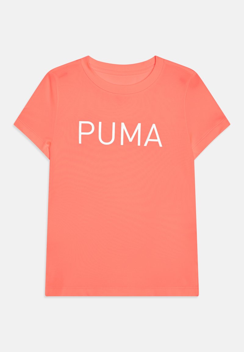 Camiseta de manga corta color coral hecha de tela suave, con un logo blanco de "PUMA" centrado en la parte frontal. Cuello redondo simple y ajuste relajado.