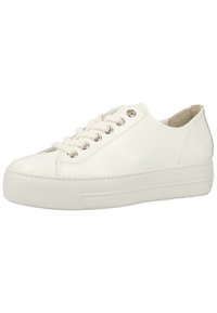 Sneakers bianchi in pelle caratterizzati da una texture liscia, punta rotonda, con lacci frontali e occhielli argentati, e suola spessa con linee orizzontali.