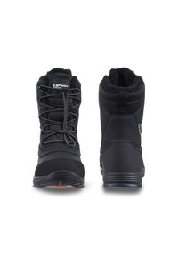 Zwarte winterlaarzen hebben een gestructureerde bovenkant met nepbontvoering, vetersluiting en een rubberen zool met een oranje accent. Hoekig ontwerp.