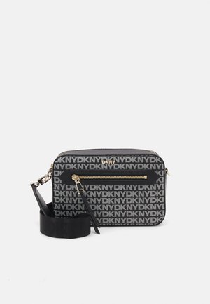 Borsa a tracolla DKNY nera e grigia con tessuto testurizzato, dettaglio della cerniera dorata e tracolla regolabile. Forma rettangolare con tasca frontale.