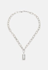 Colar de corrente de prata com elos ovais alongados e um pendente retangular com um centro branco liso. Fecho simples.