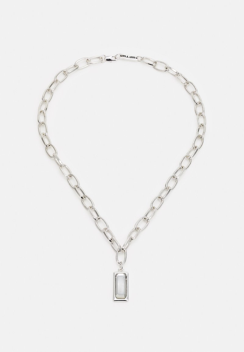 Colar de corrente de prata com elos ovais alongados e um pendente retangular com um centro branco liso. Fecho simples.